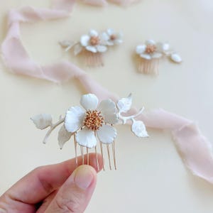 EMMY - Wedding hair comb with white flowers and white leaves Poetic wedding hair accessory