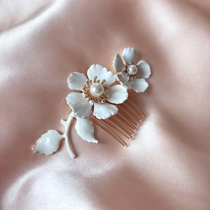 EMMY PERLE - Wedding hair comb with white flowers and pearls Poetic wedding hair accessory