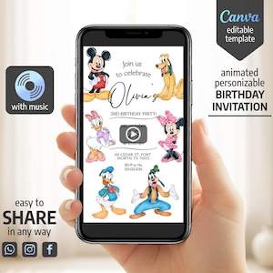 Puede incluir: Un teléfono inteligente muestra una colorida invitación de cumpleaños con personajes de dibujos animados como Mickey y Minnie Mouse, Donald Duck y Goofy. La invitación incluye el texto "¡Únete a nosotros para celebrar el 2º cumpleaños de Olivia!" y es una plantilla personalizable animada.