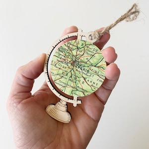 Ornement de Paris, carte de Paris, ornement globe en bois, souvenir de Paris, ornement de fiançailles, carte de France, cadeau carte de ville personnalisé