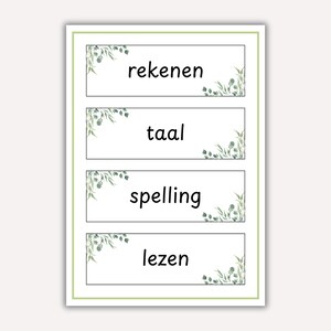 Puede incluir: Un letrero rectangular blanco con un borde verde claro. El letrero está dividido en cuatro secciones, cada una con una palabra holandesa en texto negro: 'rekenen', 'taal', 'spelling' y 'lezen'. Cada sección tiene un diseño floral.