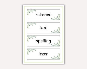 Op de afbeelding: Een wit rechthoekig bord met een lichtgroene rand. Het bord is verdeeld in vier secties, elk met een Nederlands woord in zwarte tekst: 'rekenen', 'taal', 'spelling' en 'lezen'. Elke sectie heeft een bloemenontwerp.