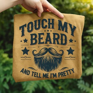 «Toca mi barba y dime que soy guapo» (PNG) | Divertido diseño SVG para el Día del Padre | Estilo vintage (PNG) | Diseño de sublimación para hombre barbudo | Camiseta con texto humorístico (PNG)