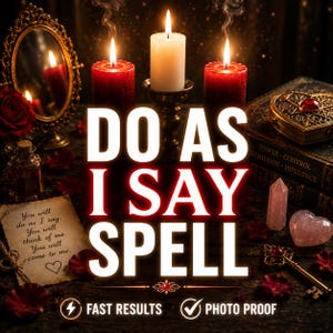 Może przedstawiać: Dwie czerwone świece i jedna biała świeca stoją za tekstem DO AS I SAY SPELL, FAST RESULTS oraz PHOTO PROOF. Widoczne są również lustro w stylu vintage, mała butelka, pergamin z odręcznym tekstem, książka, kryształ oraz klucz.