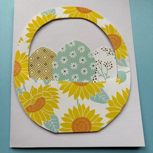 Cesta de Pascua hecha a mano con tarjeta de huevos.