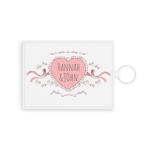 Personalisierter Kartenhalter aus Saffiano Leder, elegantes Geschenk für Paare, individuelles Herz Design, Brieftasche für Hochzeiten, Jubiläen oder Geburtstage