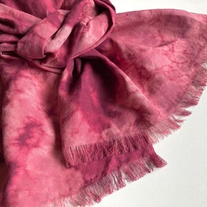 Bandana in lino rosa: sciarpa batik tinta a mano, stile boho
