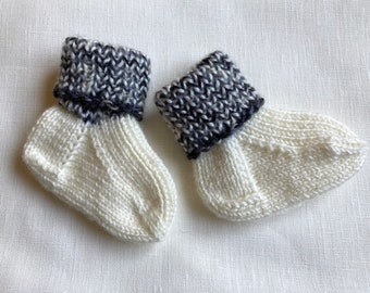 Chaussettes tricotées pour bébé, chaussettes de bottines pour nouveau-né tricotées à la main, chaussettes en laine de bébé garçon gris blanc, tenue de bébé fille, cadeau pour nouvelle maman