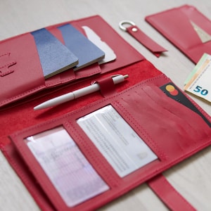 Porte-passeport personnalisé avec fente pour AirTag | Portefeuille de voyage en cuir et organiseur familial | Carte d'embarquement et pochette d'identité