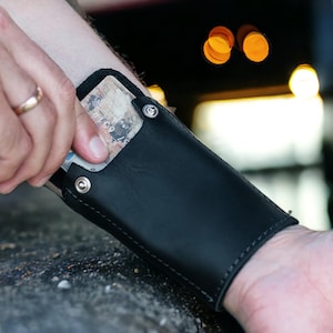 Personalisierte Armband Brieftasche für Männer – Leder Handgelenk Brieftasche mit Druckknopfverschluss – Arm Brieftasche für Reisen, Festivals, und Minimalistischen Lebensstil