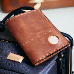 Reisepasshülle mit AirTag-Steckplatz - Lederpasshülle für Männer, Reisebrieftasche, handgemachte Geschenkidee