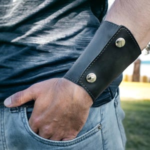 Cartera de muñeca de cuero – Tarjetero oculto – Cartera de viaje minimalista para hombre – Regalo único para Burning Man y cumpleaños