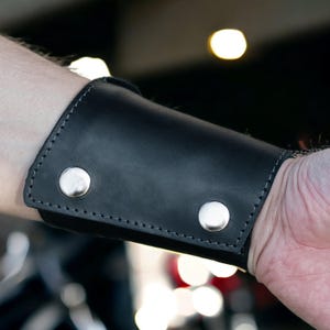 Minimalistische Leder Geldbörse für Karten & Bargeld - Sichere EDC Armband Geldbörse für Männer, handgefertigt mit Druckknopfverschluss