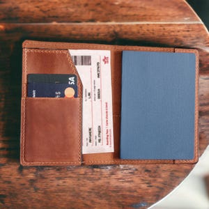 Cartera minimalista de cuero para pasaporte con ranura para AirTag: funda de viaje compacta para hombre, organizador EDC hecho a mano