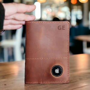 Funda para pasaporte AirTag – Cartera de cuero personalizada para pasaporte – Regalo de viaje para él – Estuche para pasaporte personalizado – Regalo para viajeros frecuentes