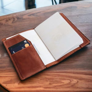 Funda de cuero personalizada para pasaporte con ranura para AirTag: regalo de viaje personalizado para él, esposo, papá o novio