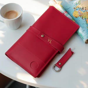 Portefeuille de voyage en cuir personnalisé avec fente pour AirTag - Cadeau personnalisé pour porte-passeport pour lui, anniversaire ou remise des diplômes