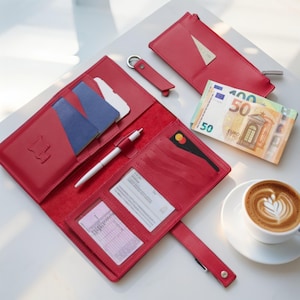 Handgemachter Familien Reiseveranstalter Geldbörse | Benutzerdefinierte Leder Passhülle mit ID, Card & AirTag Taschen | Geschenk für Reisende