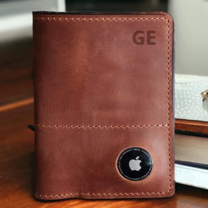Porta pasaporte de cuero personalizado con ranura para AirTag – Billetera para pasaporte – Regalo de viaje para él – Funda de cuero para pasaporte – Regalo para papá