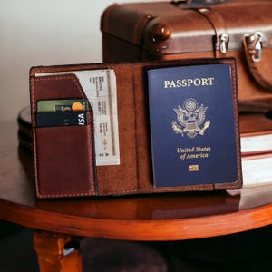 Capa de passaporte de couro personalizada com compartimento para AirTag – Carteira de viagem personalizada – Capa de passaporte de couro – Presente para viajante – Presente para ele