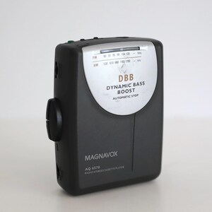 Puede incluir: Un reproductor de radio y casetes Magnavox AQ 6570 negro y plateado con funci&oacute;n DBB Dynamic Bass Boost y parada autom&aacute;tica. La radio tiene un dial con frecuencias FM y AM.