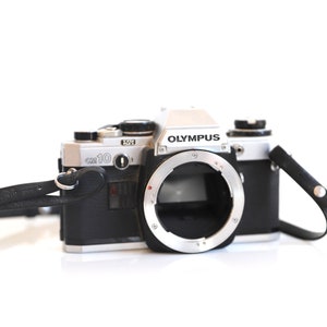 vintage OLYMPUS om10 single lens reflex CAMERA slr -- currently NOT working -- for parts or repair