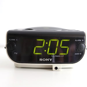 vintage 90s SONY brand CD/radio BOOMBOX with am/fm radio player, dual alarm clock works great -- batteries or cord operated -- free shipping