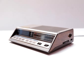 vintage 1980s Sony style DREAM Machine vintage ALARM clock am/fm RADIO vintage bedside clock  -- tested and working!