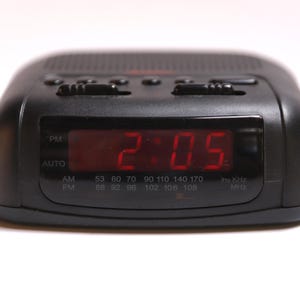 vintage BLACK and red RADIO alarm clock plug in bedside 1990s y2k radio -- tested and working!