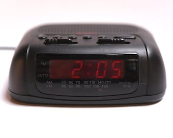 vintage BLACK and red RADIO alarm clock plug in bedside 1990s y2k radio -- tested and working!