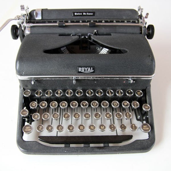 vintage ROYAL quiet de luxe PORTABLE TYPEWRITER with original case 1941-Works Perfectly