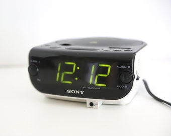 Vintage 1990s sony brand SOUNDESIGN brand portable CD compact disc alarm clock -- works perfectly -- FREE shipping in the U.S.A.