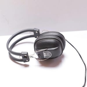 vintage STEREO 1980s 90s Black headphones with STEREO vintage headphones --  tested, and working great! Free shipping