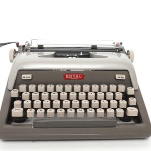 vintage ROYAL Typewriter antique portable CLASSIC brand mid-century manual typewriter - tested, works great - Free shipping - Case and keys