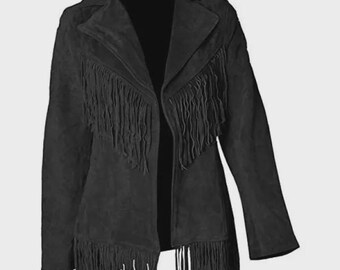 Puede incluir: Chaqueta de ante negra con flecos. La chaqueta presenta un cuello clásico, mangas largas y detalles de flecos en la parte delantera y el dobladillo. El diseño abierto añade un toque de estilo western a esta prenda de abrigo.