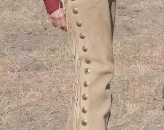 Herrbyxor i Rodeo-stil i västerländsk amerikansk cowboystil med mocka och fransar, beige chaps
