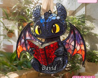 Atrapasueños colgante de cristal de imitación acrílico con un dragón desdentado leyendo un libro, un caprichoso dragón azul con libro y flores, regalo para amantes de los libros.