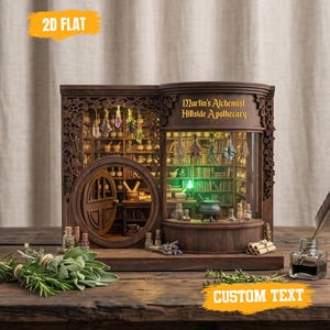 Puede incluir: Diorama de farmacia de madera detallado con el texto "Martin's Alchemist Hillside Apothecary". La escena en miniatura presenta estantes de botellas, libros y hierbas colgantes, con un caldero verde brillante y una puerta redonda.
