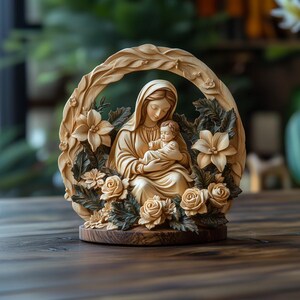 Könnte beinhalten: Eine geschnitzte Holzstatue von Maria, die das Jesuskind hält, umgeben von Blumen und Blättern. Die Statue befindet sich in einem floralen Bogen und ruht auf einem Holzsockel. Die Farbpalette ist hauptsächlich beige und braun.