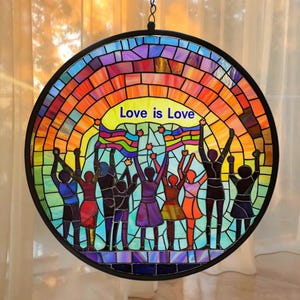 Pride Month Acryl Suncatcher - Regenbogen Faux Buntglas Fensterbehang mit &quot;&quot;Love is Love&quot;&quot; Zitat für LGBTQ Dekor und Geschenke