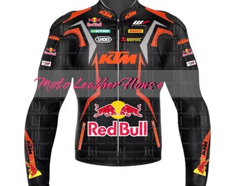 Puede incluir: Chaqueta de moto de cuero negro con detalles en naranja y blanco. La chaqueta presenta los logotipos de Red Bull, KTM y Akrapovic.