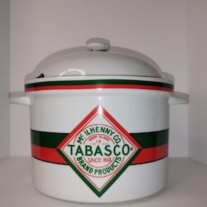 Puede incluir: Tazón de sopa Tabasco de cerámica blanca con tapa y asas. El tazón presenta un diseño de rayas rojas, verdes y negras y el logotipo de Tabasco. La tapa tiene un pequeño pomo para quitarla fácilmente.