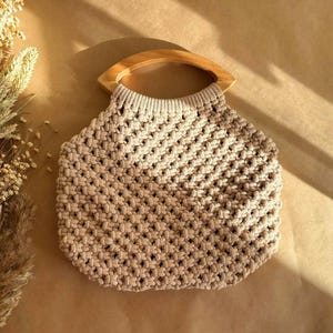 Handgemaakte macramétas: boho-handtas met houten handvat
