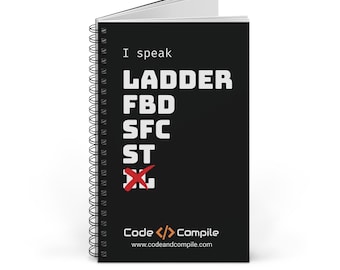 Könnte beinhalten: Ein spiralgebundenes Notizbuch mit schwarzem Einband. Der Einband zeigt den Text „I speak“ über einer Liste von Programmiersprachen, wobei „ST“ rot durchgestrichen ist. Das Notizbuch zeigt auch das Logo und die Website-Adresse „Code <> Compile“.