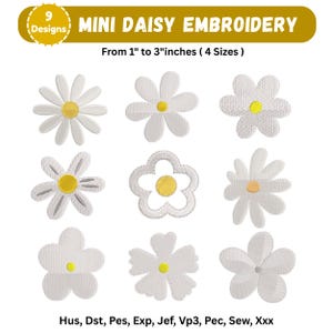 Peut inclure: Neuf motifs de broderie mini marguerite blancs avec des centres jaunes. Les motifs mesurent de 2,5 à 7,6 cm. Le texte "MINI DAISY EMBROIDERY" est affiché au-dessus des motifs.