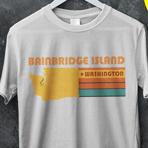 Bainbridge Island Washington Retro T-shirt | Vintage Map Travel Tee z kolorami z lat 70. | Unisex PNW State Gift dla mieszkańców i turystów