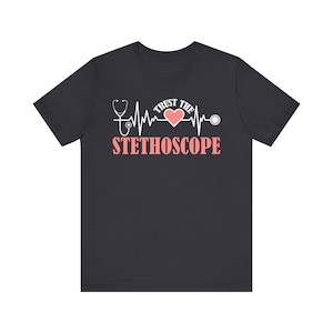 Maglietta unisex &quot;Trust the Stethoscope&quot; / Maglietta per infermiere medico, regalo per l&#39;assistenza sanitaria, maglietta divertente per dottori, abbigliamento medico, apprezzamento per gli infermieri