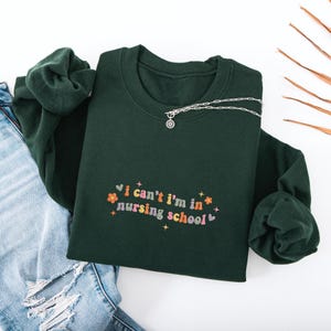 Chemise brodée Je ne peux pas, je suis dans une école d&#39;infirmières, sweat-shirt étudiante infirmière, T-shirt d&#39;école d&#39;infirmières, sweat à capuche future infirmière, cadeau pour infirmière