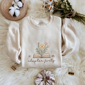 Embroidered Chapter 40 1985 Sweatshirts For Women, Bookish 40th Birthday Gift For Book Lovers, Bday Shirt For Her, Fortieth One More Chapter