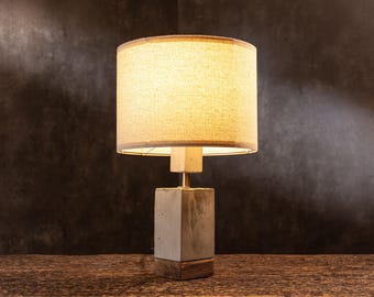 Beton und Holz Tischlampe CUBE mit Schalter | Moderne minimalistische industrielle Beleuchtung für Schreibtisch oder Nachttisch für stilvolles Zuhause, Büro